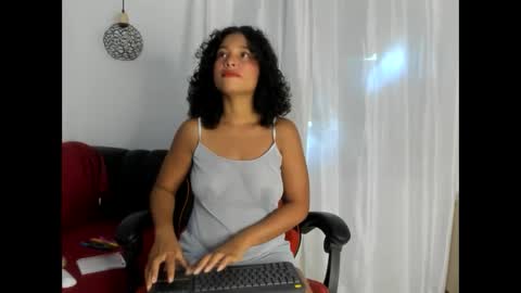 brownvelvet_ online show from November 2025 04:47:01 PM