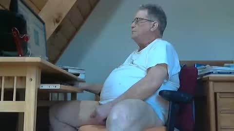 Snapshot of brubar chatting on April 2026 05:43:02 PM brubar online show from April 2026 05:43:02 PM