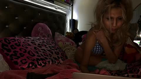 buttercupbimbo online show from January 2025 05:41:01 PM