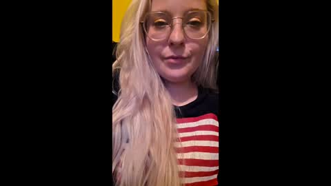 Snapshot of c0ck_queen chatting on June 2026 02:45:02 AM Momuknow online show from June 2026 02:45:02 AM