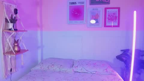 Camila  online show from September 2025 11:45:02 AM