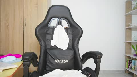 Nickol online show from April 2026 08:25:02 PM