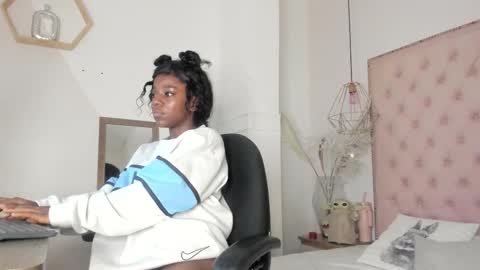 caramel_hellen online show from December 2025 11:15:01 AM