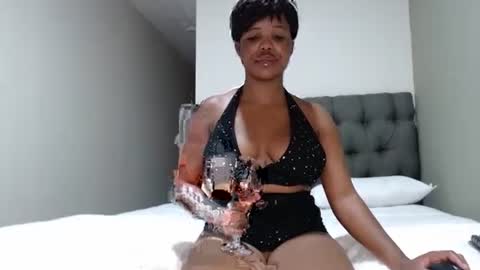 Snapshot of caramelbbe chatting on February 2025 04:18:02 AM fifi online show from February 2025 04:18:02 AM