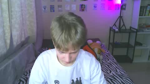 Snapshot of carl_kvirrr chatting on December 2024 11:33:02 AM Carl online show from December 2024 11:33:02 AM
