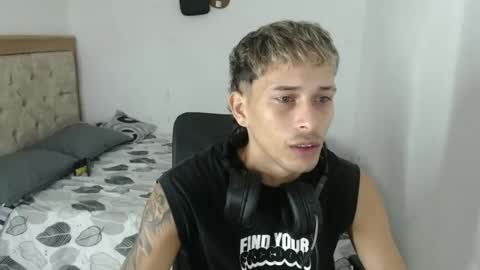 carlossmi01 online show from October 2025 02:04:02 PM