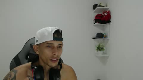 carlossmi01 online show from November 2025 02:54:02 AM