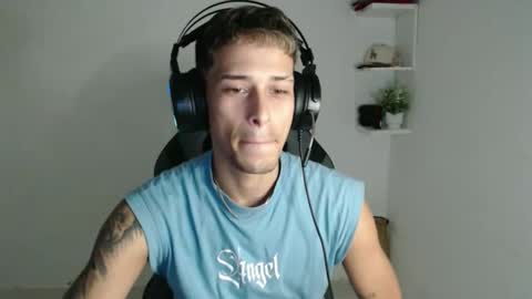 carlossmi01 online show from November 2025 04:38:01 PM