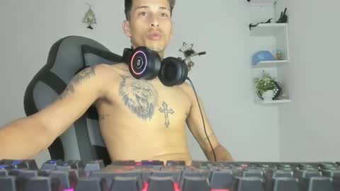 carlossmi01 online show from January 2026 04:15:01 AM