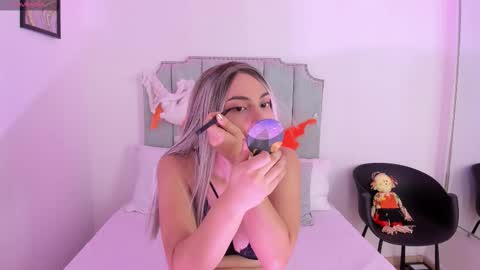 Snapshot of carolainsmith chatting on November 2025 04:09:02 PM Carolain online show from November 2025 04:09:02 PM