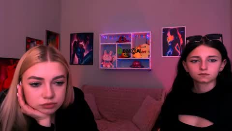 Snapshot of caroline_honeyy chatting on June 2026 09:23:01 AM Caroline online show from June 2026 09:23:01 AM