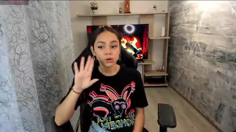 Snapshot of carolinefyre chatting on May 2026 03:06:01 PM Caroline online show from May 2026 03:06:01 PM