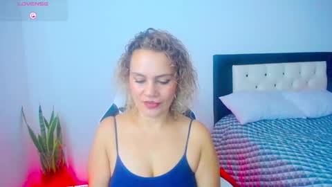 CarolinneFiotti online show from October 2025 02:28:02 PM