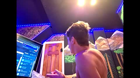 Snapshot of castration40 chatting on November 2025 08:28:01 AM castration40 online show from November 2025 08:28:01 AM