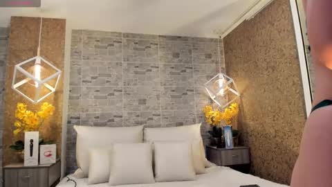 CatalinnaThompson online show from October 2025 12:07:02 PM