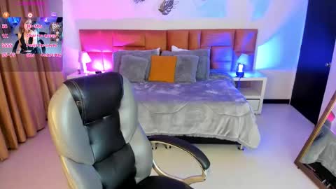 catti_brie_ online show from October 2025 12:07:02 PM