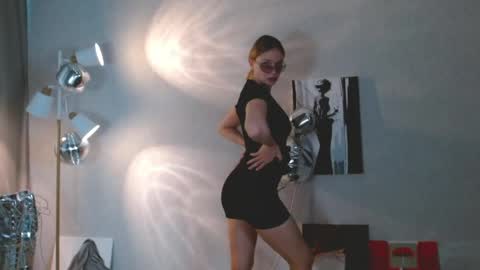 Snapshot of charming_beauty chatting on May 2026 01:33:01 AM Michelle online show from May 2026 01:33:01 AM