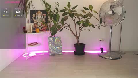 Chloe online show from October 2025 09:01:01 AM