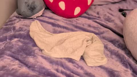 Chloe Hollis online show from November 2025 08:30:01 PM