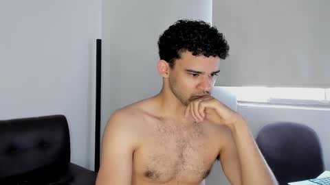 Im Chirs IM MODEL INDEPENDT online show from October 2025 04:31:02 PM