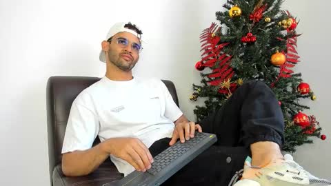 Im Chirs IM MODEL INDEPENDT online show from November 2025 08:02:01 PM