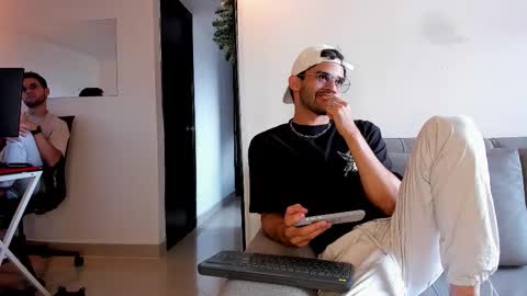 Im Chirs IM MODEL INDEPENDT online show from December 2025 06:45:02 PM