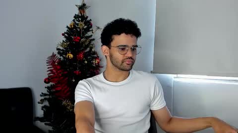 Im Chirs IM MODEL INDEPENDT online show from December 2025 03:51:02 PM