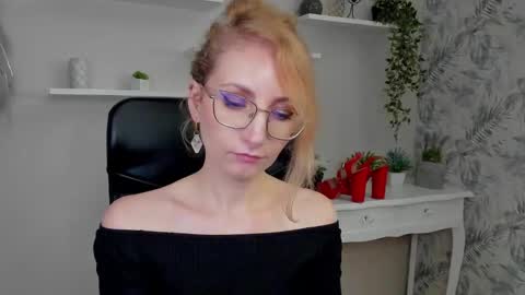 Snapshot of cinderellamoon chatting on February 2026 06:35:01 AM Cinderella online show from February 2026 06:35:01 AM