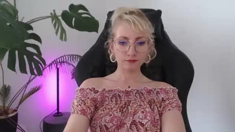 Snapshot of cinderellamoon chatting on July 2026 12:24:02 PM Cinderella online show from July 2026 12:24:02 PM
