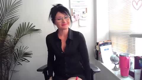 Kate online show from November 2025 05:01:02 PM