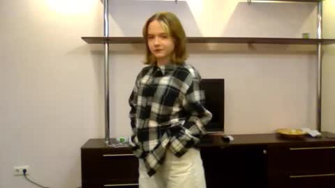 clementinaaures online show from November 2025 12:17:01 PM
