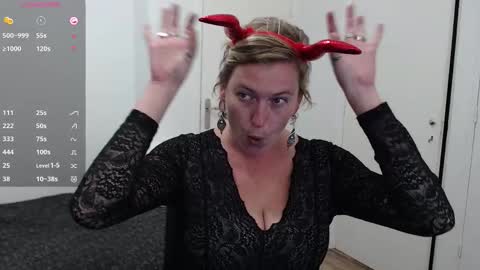 Syl  online show from October 2025 10:12:02 AM