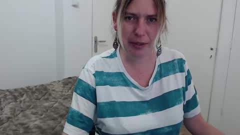 Syl  online show from December 2025 10:18:02 PM