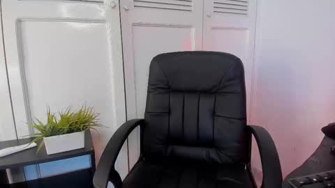 Cloe online show from October 2025 03:20:01 PM