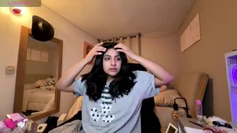 cloe small online show from November 2025 05:43:01 AM