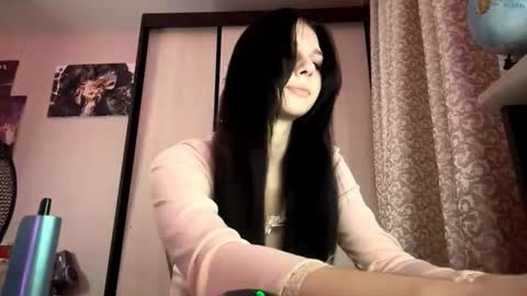 Isabella online show from October 2025 06:20:01 PM