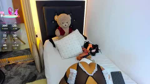 Coraline connected from 10 pm to 6 am Colombia time online show from November 2025 01:07:02 AM