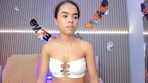 coralineross_ online show from October 2025 10:38:01 AM