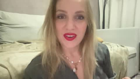cosmo_blondiee online show from October 2025 04:57:02 PM