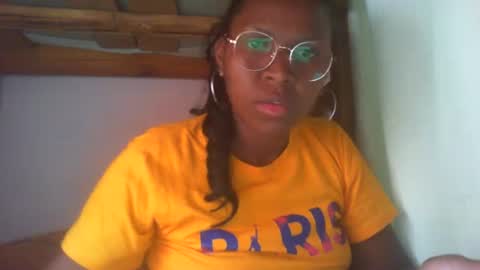 Snapshot of couleur_vanille chatting on February 2025 08:02:02 AM couleur_vanille online show from February 2025 08:02:02 AM