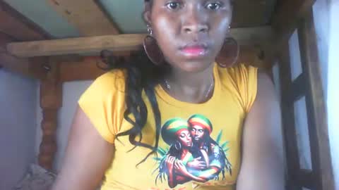 Snapshot of couleur_vanille chatting on November 2025 06:02:02 AM couleur_vanille online show from November 2025 06:02:02 AM