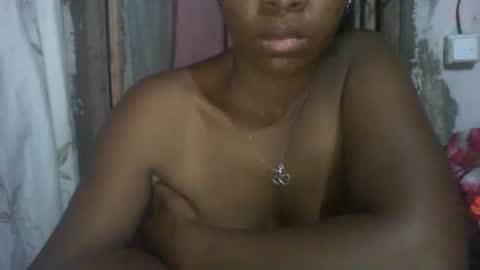 Snapshot of couleur_vanille chatting on November 2025 02:11:01 AM couleur_vanille online show from November 2025 02:11:01 AM