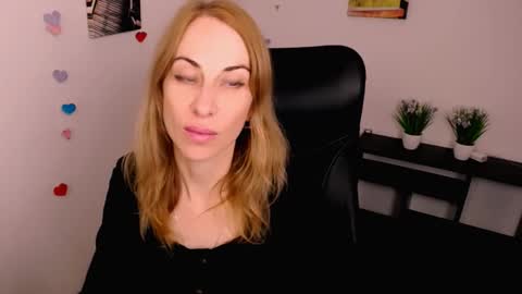 Lera online show from October 2025 01:42:01 PM