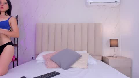 Snapshot of criistal_blossom chatting on December 2025 01:49:01 PM Cristal online show from December 2025 01:49:01 PM