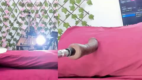 cristal_thompson_ online show from September 2025 12:05:01 PM