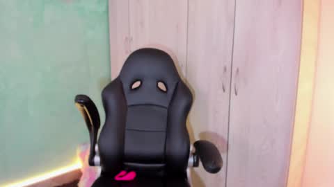 Cristal  online show from December 2025 06:17:01 PM