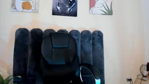 cristalfoxy_ online show from June 2026 12:32:02 AM
