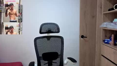 cristopher23  online show from October 2025 01:53:02 PM