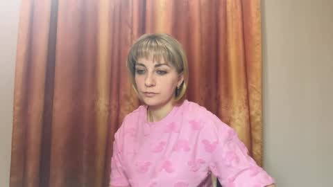 Snapshot of crystalfever_ chatting on May 2026 07:11:01 PM Mary online show from May 2026 07:11:01 PM