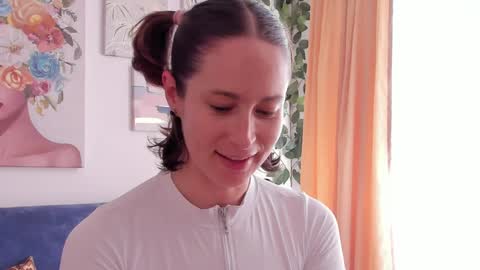 Leonela online show from May 2026 04:15:01 PM
